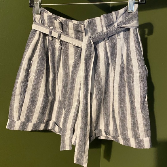 🌟HYFVE Stripe Paperbag Style Shorts🌟 - Picture 2 of 5